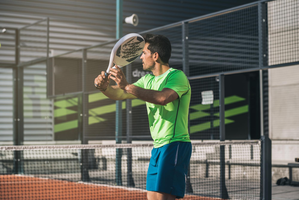 hombre-jugando-padel